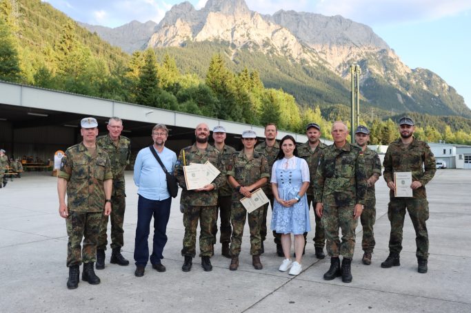 BrigKdr mit Gewinnern und Mitgliedern der Jury
